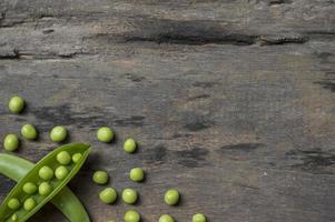 pois verts sur fond de table en bois ancien photo