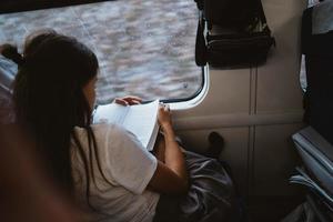 jeune femme heureuse assise dans le bus de la ville photo