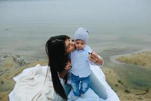 heureuse jeune famille se détendre ensemble sur le lac photo