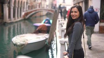 portrait de jeune fille avec vue sur le canal. photo