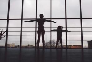 silhouette de la mère et la fille dans la salle de gym photo