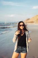 jeune belle fille posant au bord de la mer photo