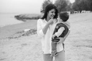 mère heureuse avec son jeune fils photo