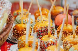 pommes au caramel et pépites. l'alimentation de rue. photo