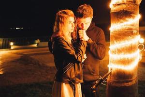 jeune couple embrassant en plein air photo