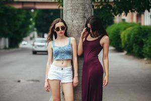 deux belles jeunes filles posant dans la ville photo