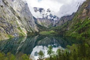 panorama pittoresque sur les montagnes avec de vertes prairies et un lac turquoise idyllique oberer photo