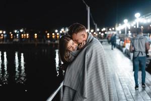 un couple d'amoureux au bord de l'eau photo