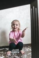 petite fille joue avec des balles en mousse photo