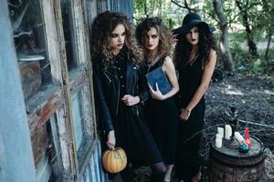 trois femmes vintage comme sorcières photo