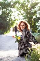 belle jeune femme lors d'une promenade dans le parc photo