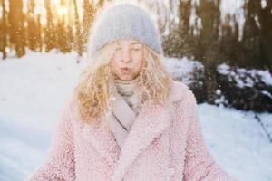 fille jouant avec de la neige photo