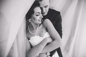 beau couple de mariée européenne dans la chambre d'hôtel photo