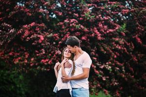 jeune couple heureux amoureux à l'extérieur photo