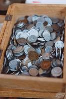 les anciennes pièces de monnaie de différentes dénominations sont dans une petite boîte en bois photo
