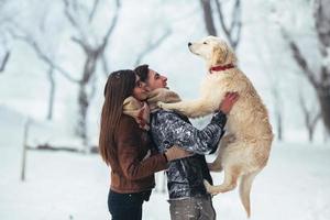 jeune couple s'amusant dans le parc d'hiver photo