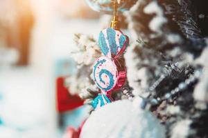 branche d'arbre de noël avec des jouets photo