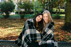 deux belles dans le parc, posant pour la caméra photo