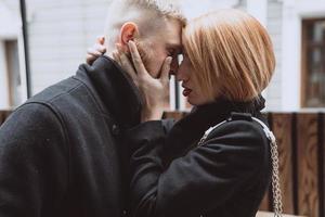 amoureux femme et le gars sur la promenade d'hiver photo