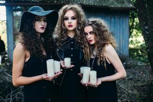 trois femmes vintage comme sorcières photo