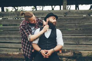 coiffeur rase un homme barbu dans une atmosphère vintage photo