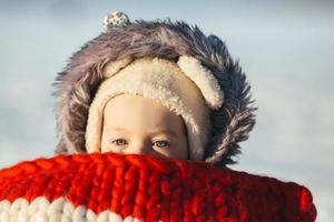 petite fille enfant assis sur des traîneaux photo