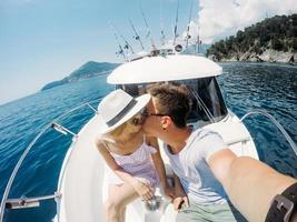 couple se reposant sur un yacht en mer photo