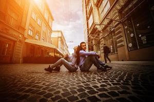 un couple s'amuse en ville photo