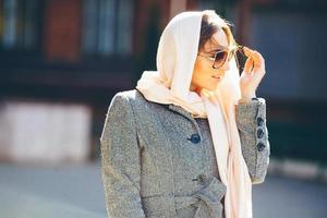 fille dans un manteau dans la rue photo