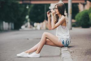 jolie fille assise dans une rue de la ville photo