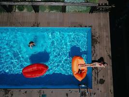 maman et ses filles se reposent sur la piscine. photo