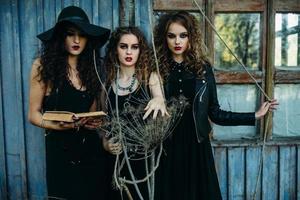 trois femmes vintage comme sorcières photo