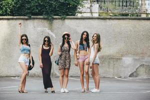 cinq belles jeunes filles photo