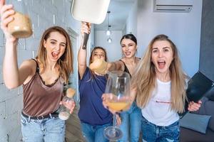 groupe de femmes dans la cuisine photo