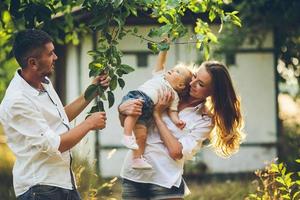 familles avec un enfant dans le jardin d'été photo