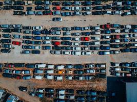 vue aérienne de la grande décharge de voitures photo