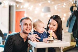 maman papa et petit fils passent du temps ensemble photo