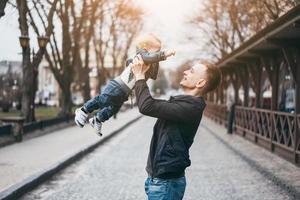 papa tient un fils dans ses bras photo