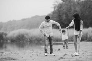 jeune famille marchant sur la plage photo