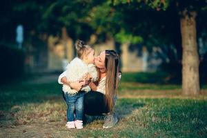 mère et petite fille dans un parc photo