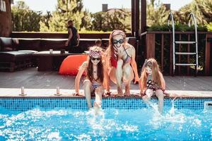 heureuse mère et ses deux filles s'amusent photo