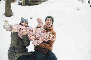 papa et maman avec une petite fille dans le parc photo