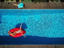 la femme nage sur une chaise longue gonflable photo