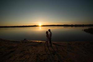 couple au lever du soleil sur la plage photo