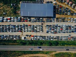 vue aérienne de la grande décharge de voitures photo