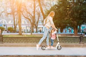 maman et petite fille sur un scooter photo