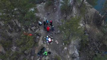 les gens se réchauffent les mains près d'un feu de joie. vue d'en-haut photo