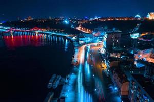 autoroute la nuit dans la ville moderne. vue aérienne du paysage urbain photo