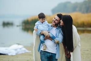 jeune famille ensemble dans la nature avec un petit garçon photo