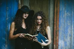 deux femmes vintage comme sorcières photo